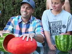 Jak oloupat celý meloun najednou, staňte se hvězdou na párty nebo dětské oslavě [videonávod]