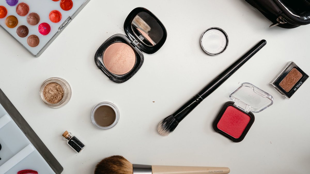 Makeup za 500 Kč: 6 produktů z drogerie, které zvládnou celý den i večer