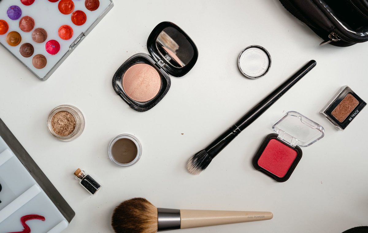 Makeup za 500 Kč: 6 produktů z drogerie, které zvládnou celý den i večer
