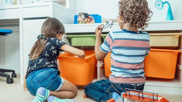 Dětský pokoj, který se uklidí sám: 5 systémů, které zvládne i prvňák