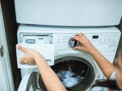 Prát na 30 °C, nebo na 60 °C: roční propočet a 4 skvrny, které studená voda nevypere