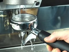 Jak odvápnit kávovar: Návod, jak použít odvápňovače a nebo jen ocet, kyselinu citronovou i sodu