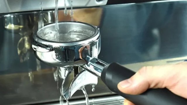 Jak odvápnit kávovar: Návod, jak použít odvápňovače a nebo jen ocet, kyselinu citronovou i sodu