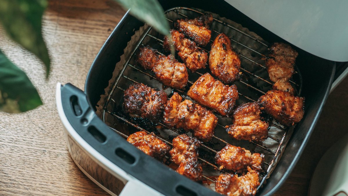 Airfryer, trouba, nebo hrnec: kolik kWh spolkne nedělní oběd