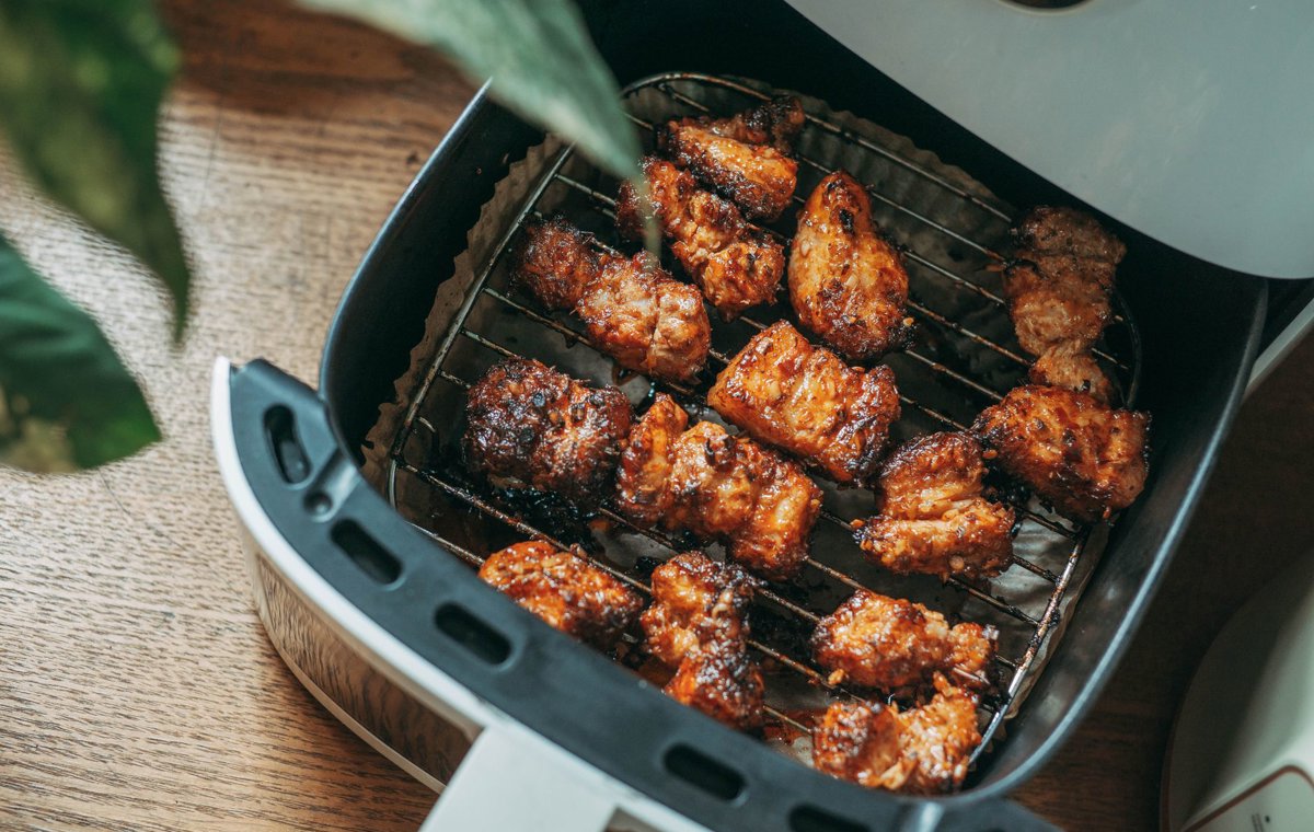 Airfryer, trouba, nebo hrnec: kolik kWh spolkne nedělní oběd