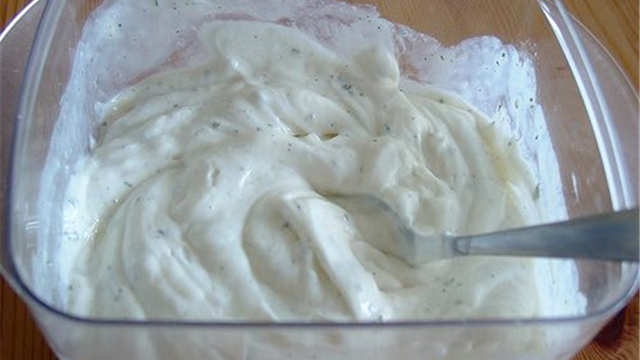 Výborný dresing do salátu nebo k masu jen ze 3 surovin