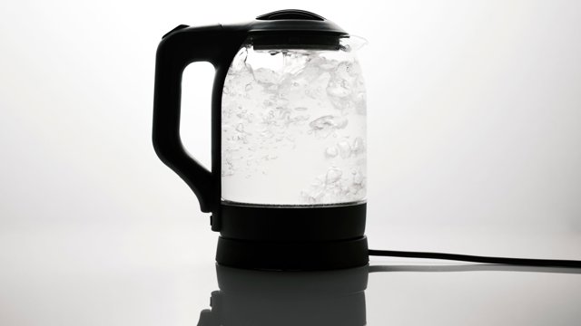 Litr vroucí vody: 0,39 Kč z kohoutku, 0,51 Kč na plynu, 0,88 Kč v mikrovlnce