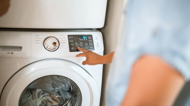 Úklid, který šetří energii: 7 konkrétních kroků pro pračku, myčku a vysavač