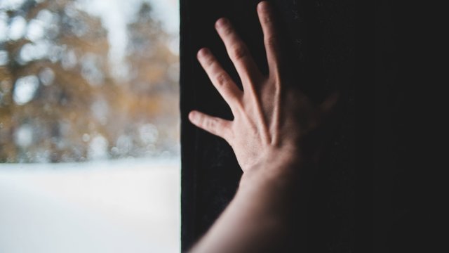 Nárazové větrání vs. pootevřené okno: 6 pravidel, jak v zimě vyvětrat a neztratit teplo