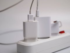 Pohotovostní režim v bytě: 7 spotřebičů, které spálí stovky korun ročně zbytečně