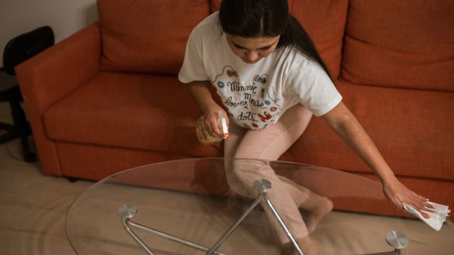 7 věcí, které doma čistíte zbytečně často — a 3, u kterých otálet nesmíte